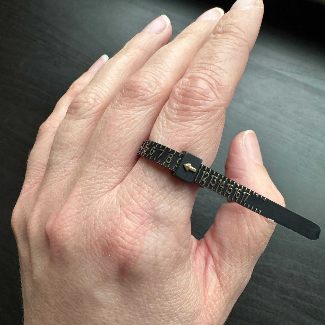 How to find your ring size using a ring sizer